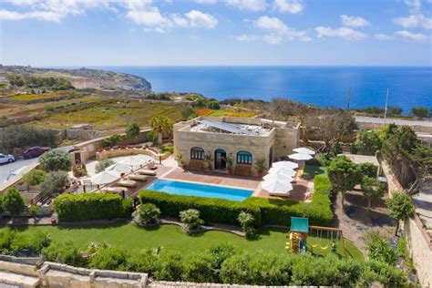 malta airbnb rentals.